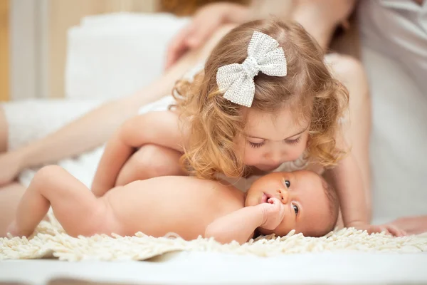 Sister kissing  newborn — Stock Photo, Image