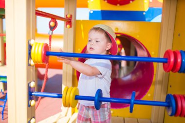 parkta oynayan çocuk