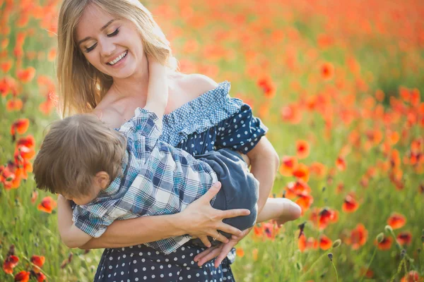 Família no campo de papoula — Fotografia de Stock