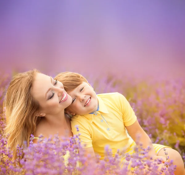 Mutter mit Sohn auf Lavendelfeld — Stockfoto