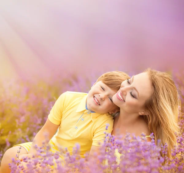 Mutter mit Sohn auf Lavendelfeld — Stockfoto