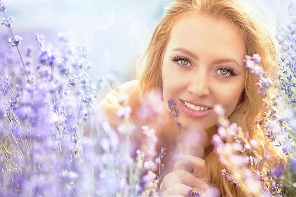 Jovem mulher em lavanda — Fotografia de Stock