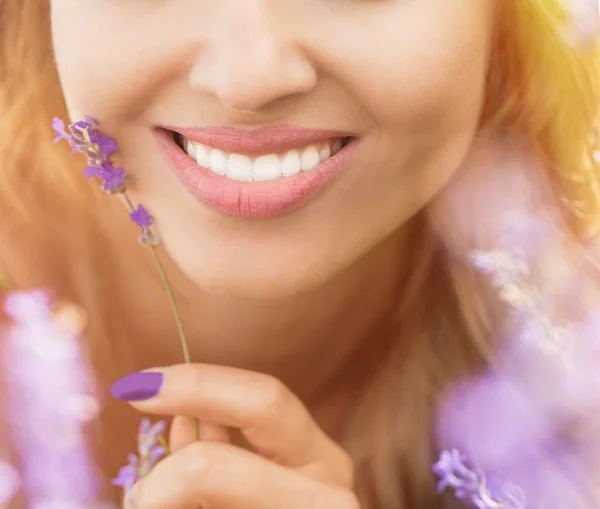 Jovem mulher em lavanda — Fotografia de Stock