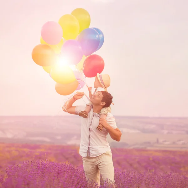 Pai com filho no campo de lavanda — Fotografia de Stock