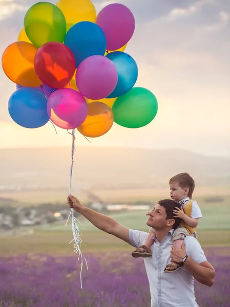 Vater mit Sohn auf Lavendelfeld — Stockfoto