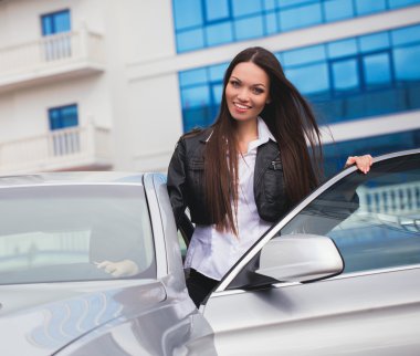 Arabanın yanında güzel bir kadın