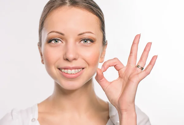 Mujer joven con aparatos dentales — Foto de Stock