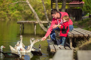 Baba ile oğlu göl kenarında
