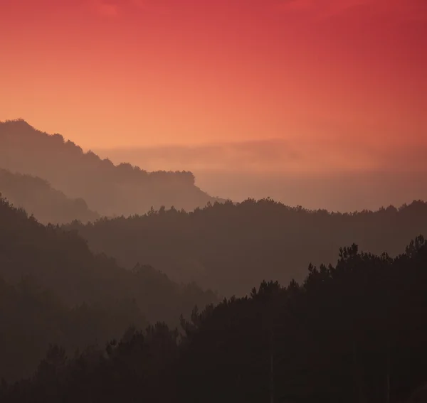 Montanhas no por do sol — Fotografia de Stock