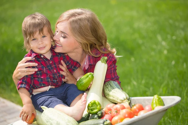 Familia feliz en el jardín — Foto de Stock