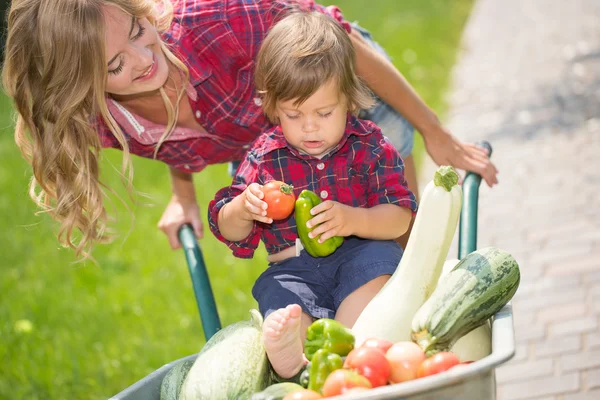 Lycklig familj i trädgården — Stockfoto