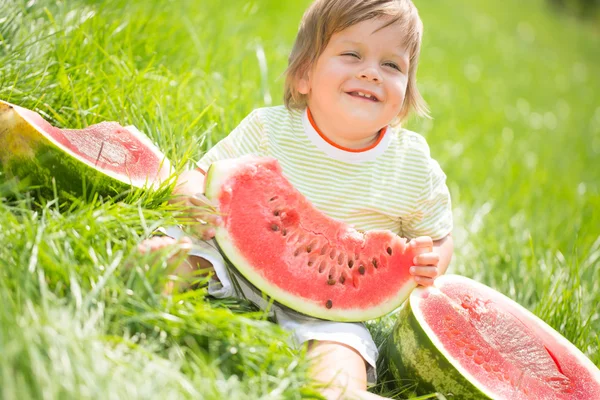 Pojke med vattenmelon — Stockfoto