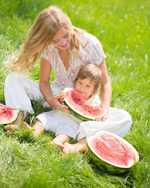 Rubia con su hijo en la hierba — Foto de Stock