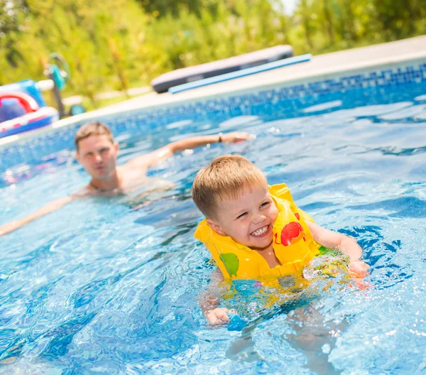 Kind spielt im Schwimmbad — Stockfoto