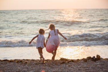 iki küçük kız sahilde