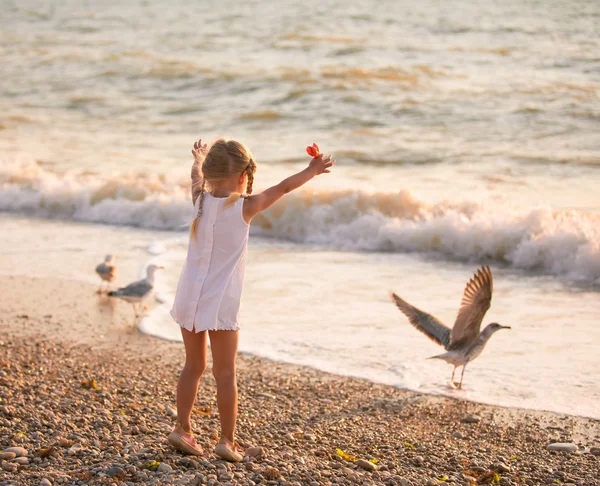 Kind op het strand — Stockfoto