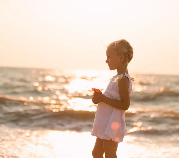 Niño en la playa — Foto de Stock