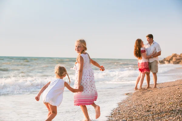 Familie am Strand — Stockfoto