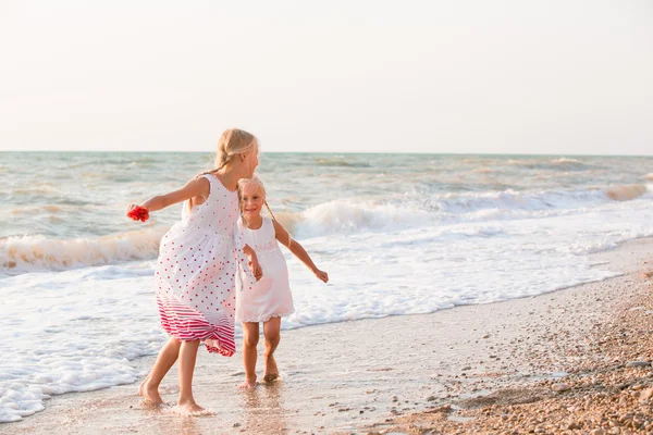 在海滩上的两个小女孩 — 图库照片