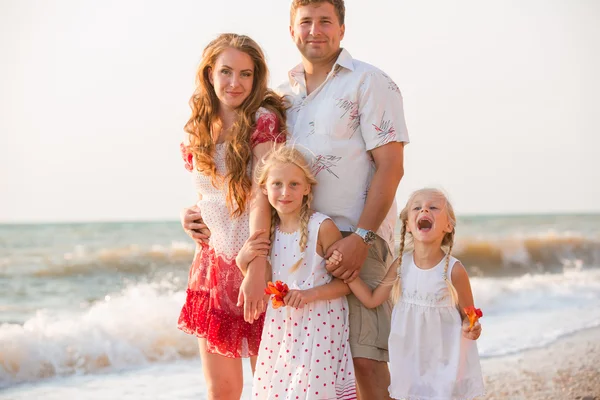 Family on the beach — Stock Photo, Image