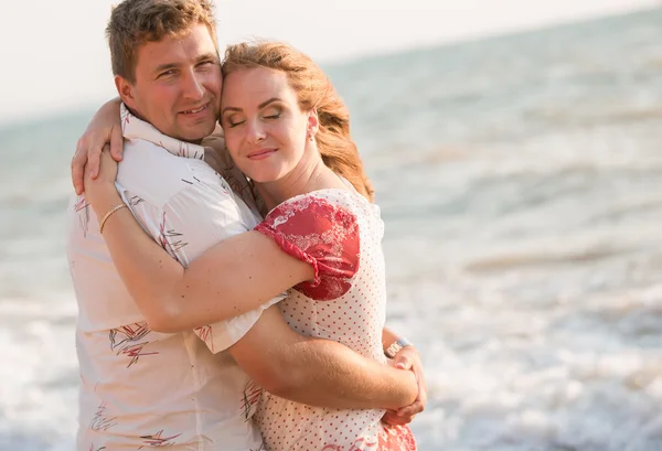 Casal descansando na praia — Fotografia de Stock