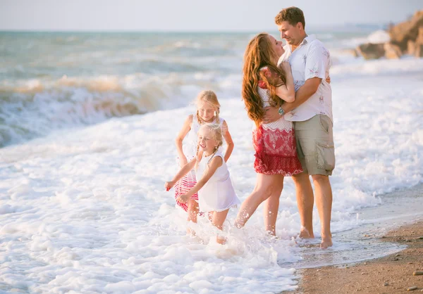 Famille sur la plage — Photo