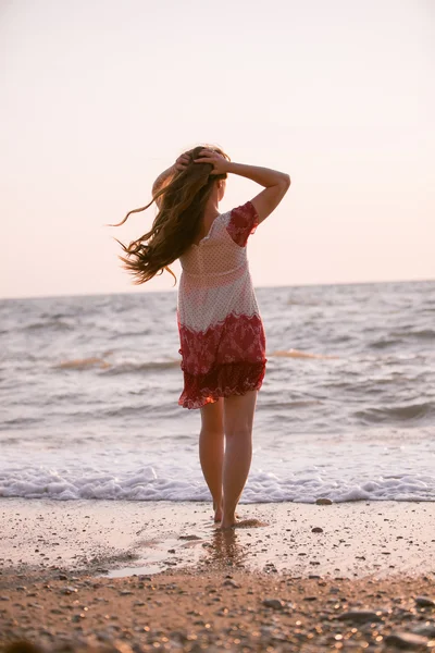 Žena s dlouhými vlasy na pláži — Stock fotografie