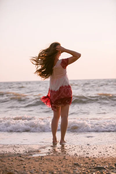 Žena s dlouhými vlasy na pláži — Stock fotografie