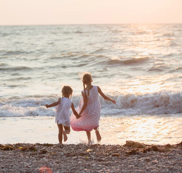 Zwei kleine Mädchen am Strand — Stockfoto
