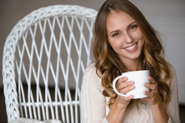 Flicka med kopp kaffe — Stockfoto