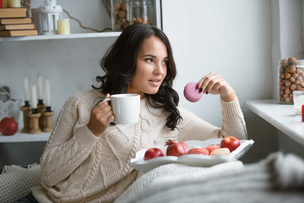 Menina com xícara de café — Fotografia de Stock