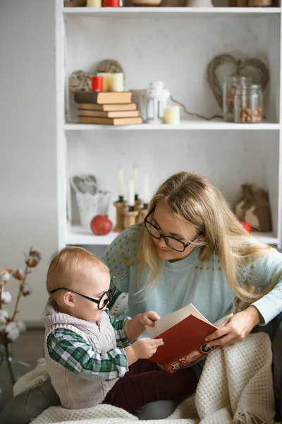 Mutter mit kleinem Sohn zu Hause — Stockfoto