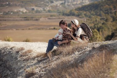 Sonbahar dağlarda yürüyüş aile