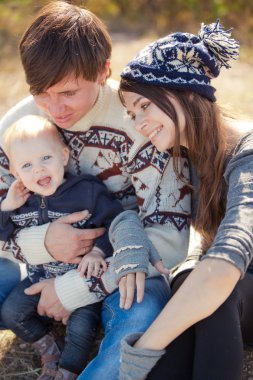 Sonbahar ormanda dinlenme aile