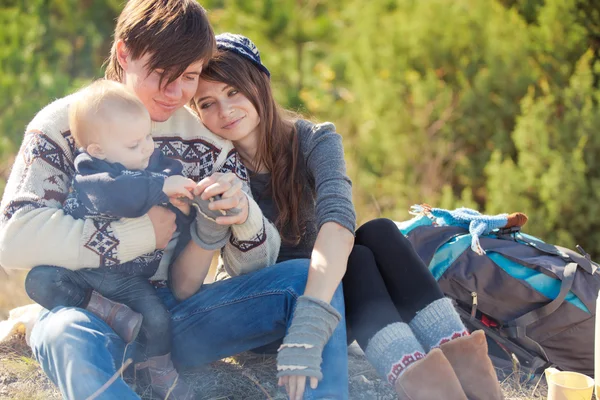 Famiglia che riposa nella foresta autunnale — Foto Stock