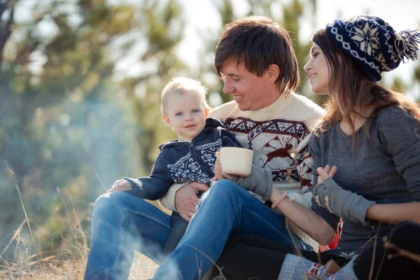 Familjen vilar i höst skog — Stockfoto