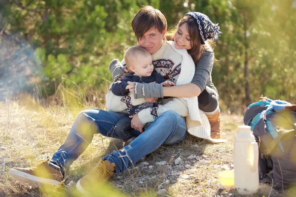 Familie ruht sich im Herbstwald aus — Stockfoto