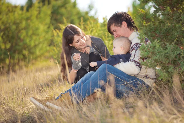 Familie ruht sich im Herbstwald aus — Stockfoto