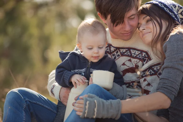 Famiglia che riposa nella foresta autunnale — Foto Stock