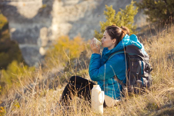 Hermosa mujer viajando en montañas de otoño —  Fotos de Stock