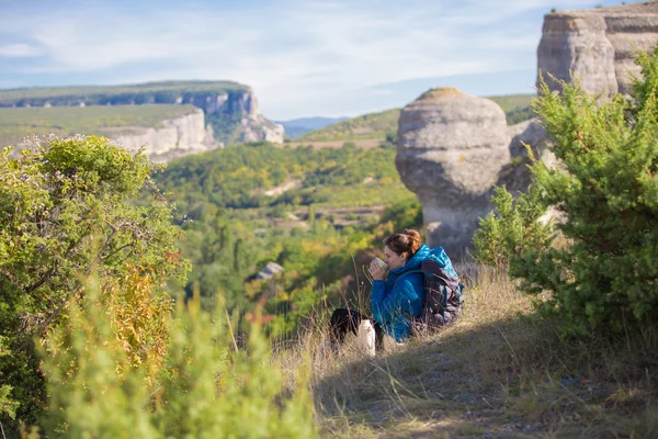 Mooie vrouw reizen in de herfst bergen — Stockfoto