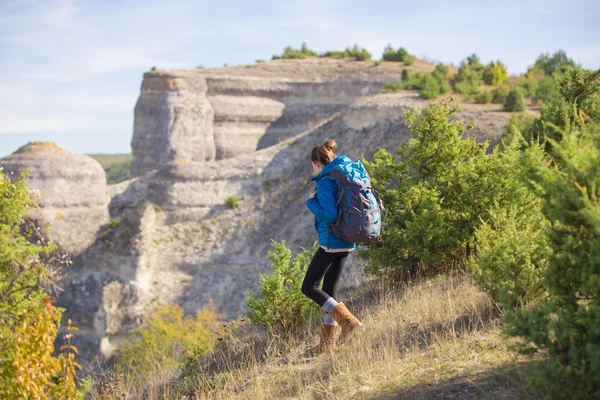 Belle femme voyageant dans les montagnes d'automne — Photo