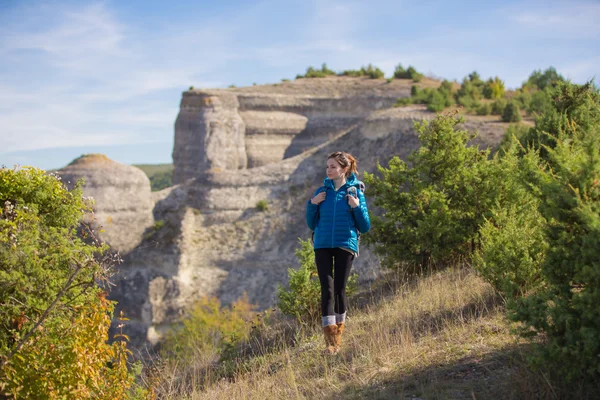 Hermosa mujer viajando en montañas de otoño —  Fotos de Stock