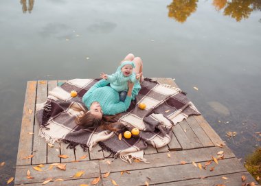 Göl kenarında oturan aile