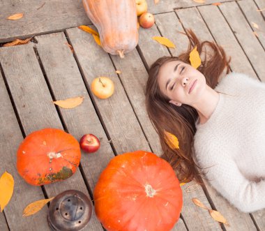 Güzel kadın göl kıyısında döşeme