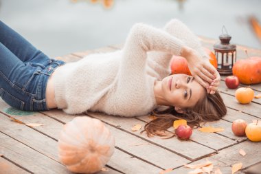 Güzel kadın göl kıyısında döşeme