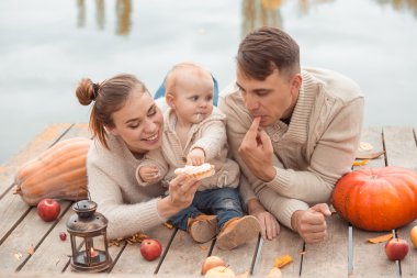 Göl kenarında oturan aile