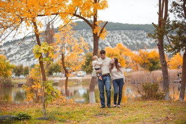 Aile göl kenarında yürüyüş