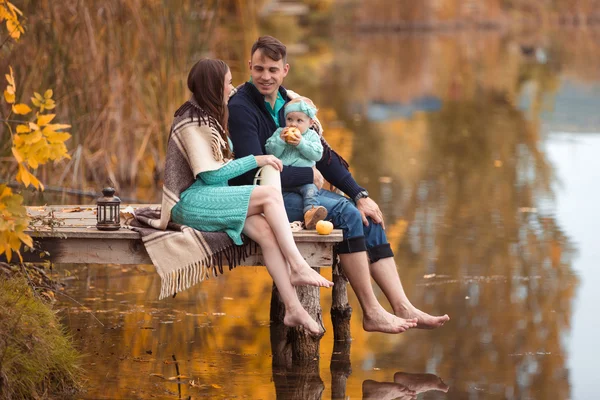 Семья отдыхает на озере — стоковое фото