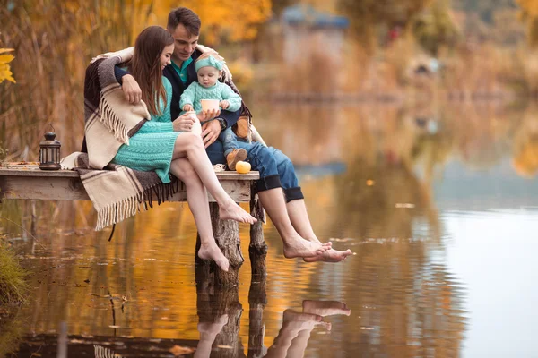 Göl kenarında oturan aile — Stok fotoğraf